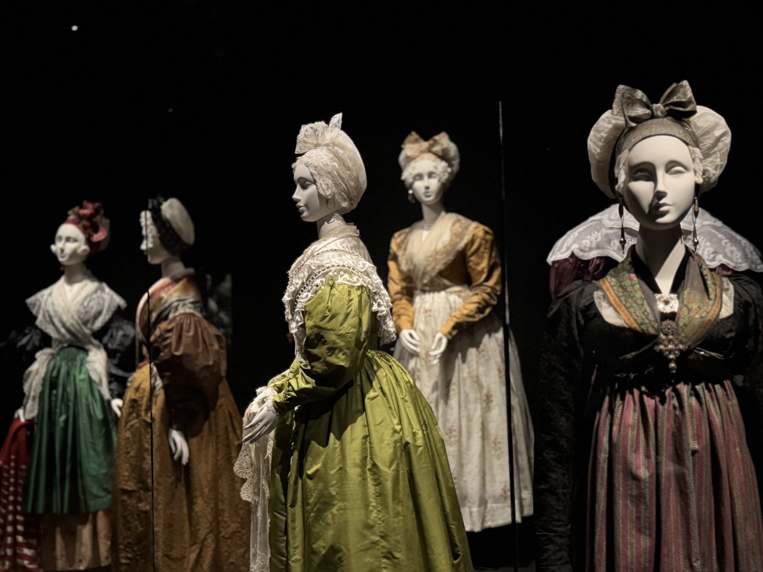 Mannequins dressed in 18th and 19th century costumes are displayed in the museum.