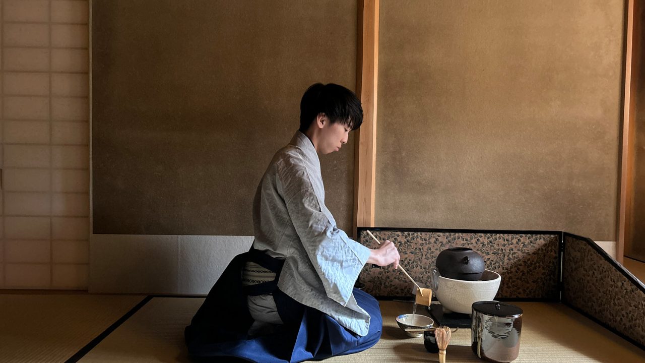 Takaki Tada cleans a chawan with boiling water, initiating a traditional tea ceremony at Onishi Tsune Shoten in Kyoto. Photo taken by Angeles Maku.
