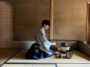 Takaki Tada cleans a chawan with boiling water, initiating a traditional tea ceremony at Onishi Tsune Shoten in Kyoto. Photo taken by Angeles Maku.