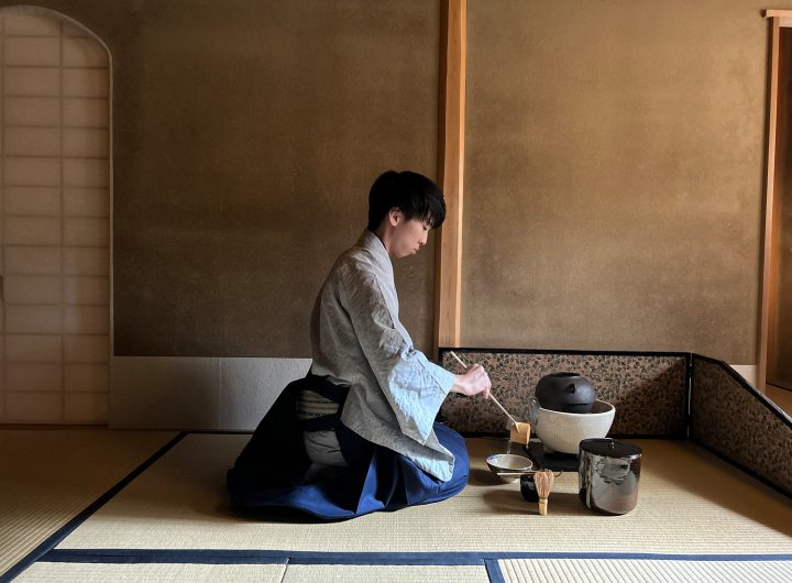 Takaki Tada cleans a chawan with boiling water, initiating a traditional tea ceremony at Onishi Tsune Shoten in Kyoto. Photo taken by Angeles Maku.